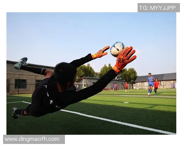 杰克在绿茵场上挥洒汗水与激情,足球梦启航的精彩瞬间